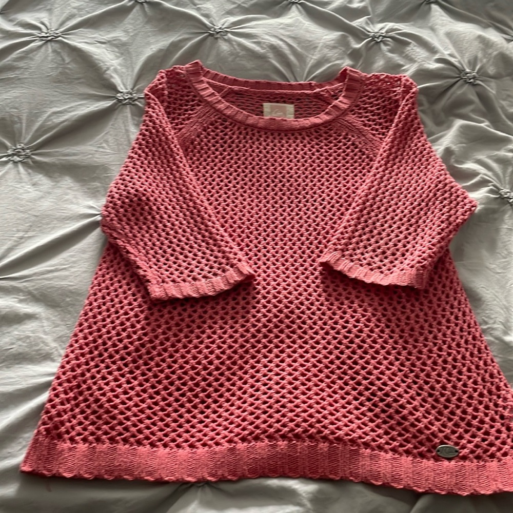 Cotton fishnet sweater with 3/4 length sleeves .